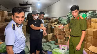 Khởi tố chủ cơ sở sản xuất 19,3 tấn bánh kẹo giả nhập ngoại