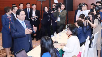 Thủ tướng Phạm Minh Chính thăm, động viên cán bộ, phóng viên, biên tập viên tác nghiệp tại Trung tâm báo chí phục vụ Đại hội XIV của Đảng
