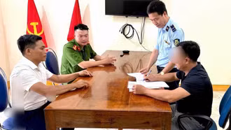 Công an xã Văn Bàn xử phạt người điều khiển phương tiện vận chuyển lợn làm rơi vãi chất thải ra đường