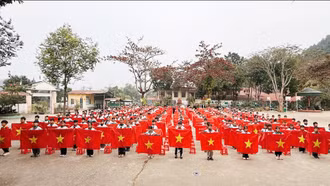 Tuổi trẻ Lào Cai đồng loạt tổ chức Lễ chào cờ chào mừng Đại hội đại biểu toàn quốc lần thứ XIV của Đảng