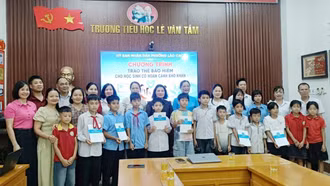 Phường Lào Cai: Trao thẻ bảo hiểm y tế cho học sinh có hoàn cảnh khó khăn
