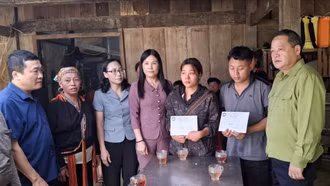 Thăm hỏi, trao hỗ trợ gia đình 2 cháu bé bị thiệt mạng tại xã Sơn Lương