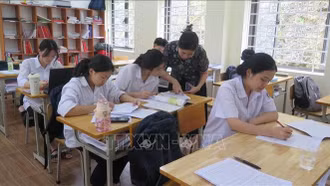 Thi tốt nghiệp THPT 2025: Học sinh vùng cao an tâm 'chạy nước rút'