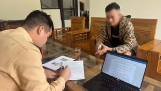Cảnh sát giao thông Lào Cai xử phạt lái xe đầu kéo vượt ẩu tại đoạn đường khuất tầm nhìn