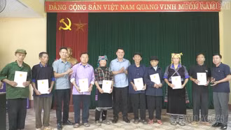 13 hộ dân xã Mù Cang Chải nhận lại "sổ đỏ" sau 10 năm chờ đợi