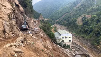 Thông đường bước 1 ở điểm sạt lở tại Km38 Quốc lộ 279 (Văn Bàn)