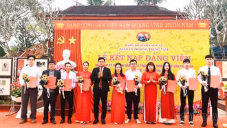 Đảng ủy các phường Trung Tâm, Văn Phú và xã Lục Yên tổ chức Lễ kết nạp đảng viên mới