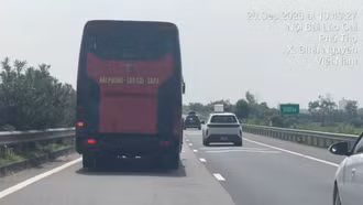 Xe khách chạy chậm ở làn trái cao tốc Nội Bài - Lào Cai bị xử phạt