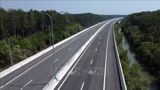 Bị phạt 35 triệu đồng và trừ 10 điểm giấy phép lái xe do quay đầu ô tô trên cao tốc