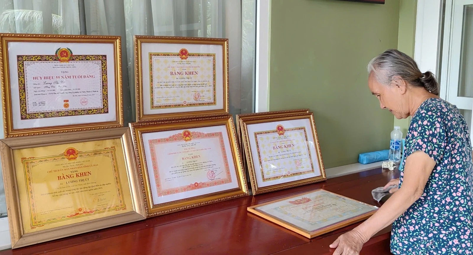 Với những đóng góp tích cực của mình, bà Lương Thị Út, người đại diện Quỹ học bổng Mai Bửu Đàn đã được trao tặng nhiều phần thưởng cao quý.