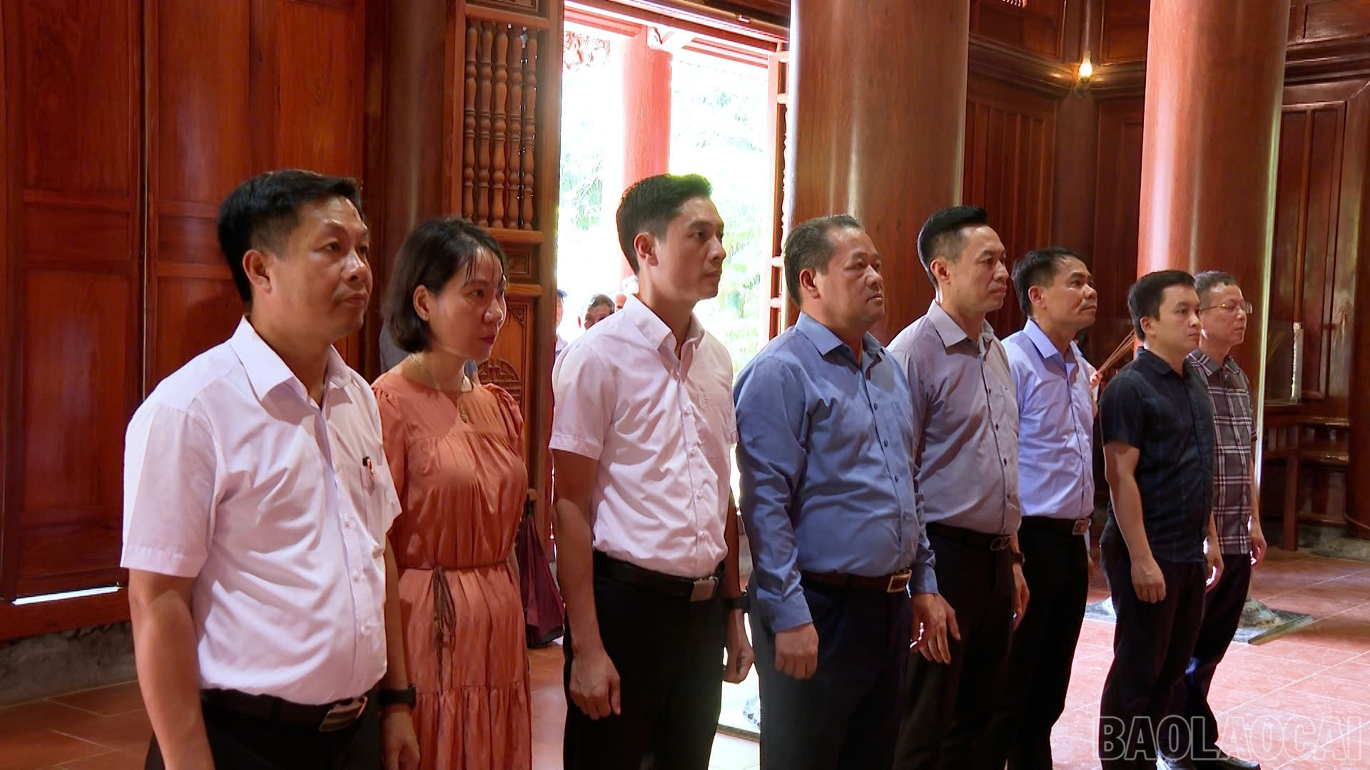 Đoàn công tác bày tỏ lòng thành kính trước công lao to lớn của Chủ tịch Hồ Chí Minh. baolaocai-br_z6853478448177-de77a9064c4a5092b3cca2cf98bf653e.jpg