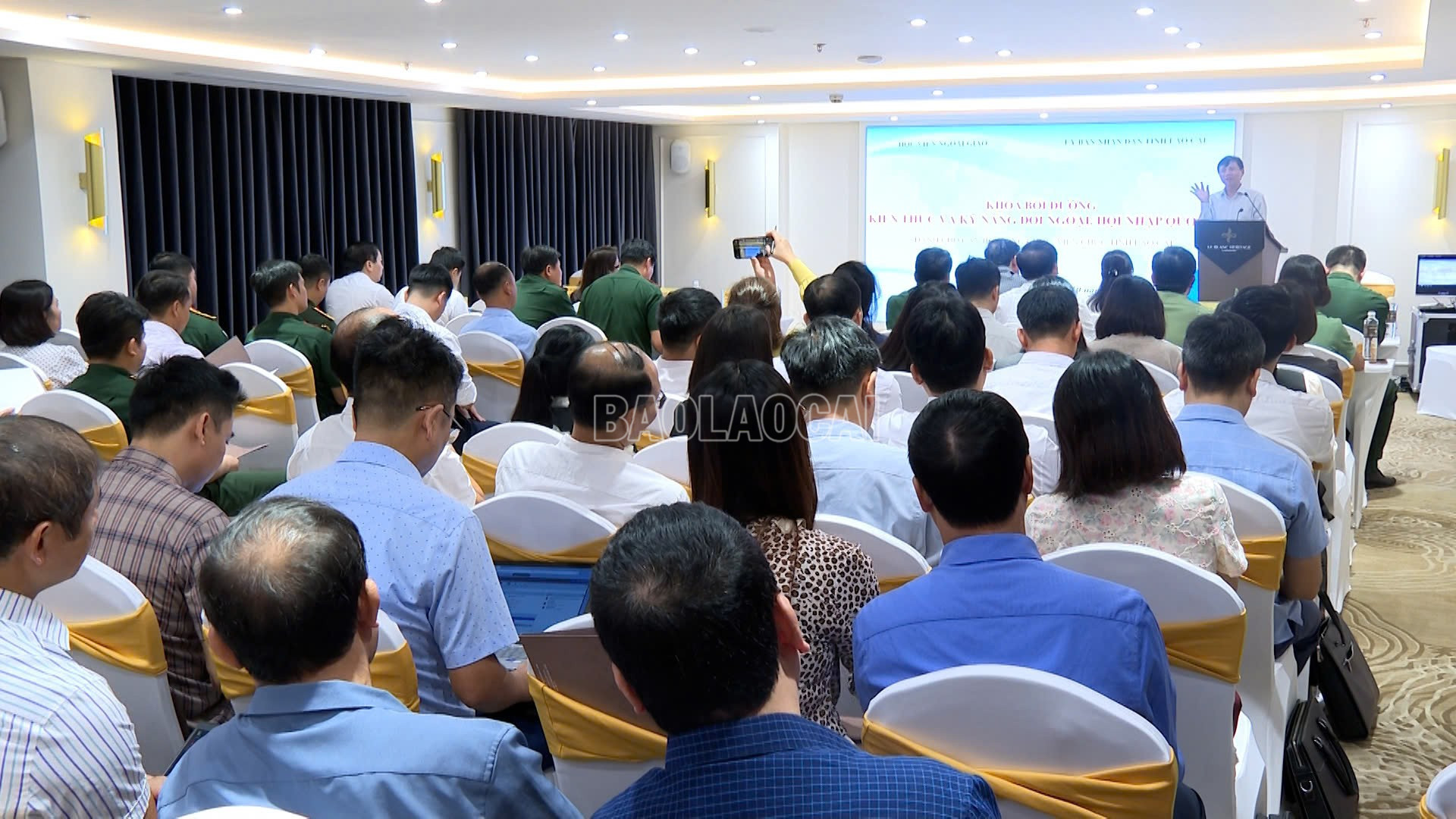 Giảng viên Học viện Ngoại giao truyền đạt kiến thức và kỹ năng đối ngoại, hội nhập quốc tế. baolaocai-c_z7147060589367-c43343e7af694839c3eaca1c178a5ef5.jpg