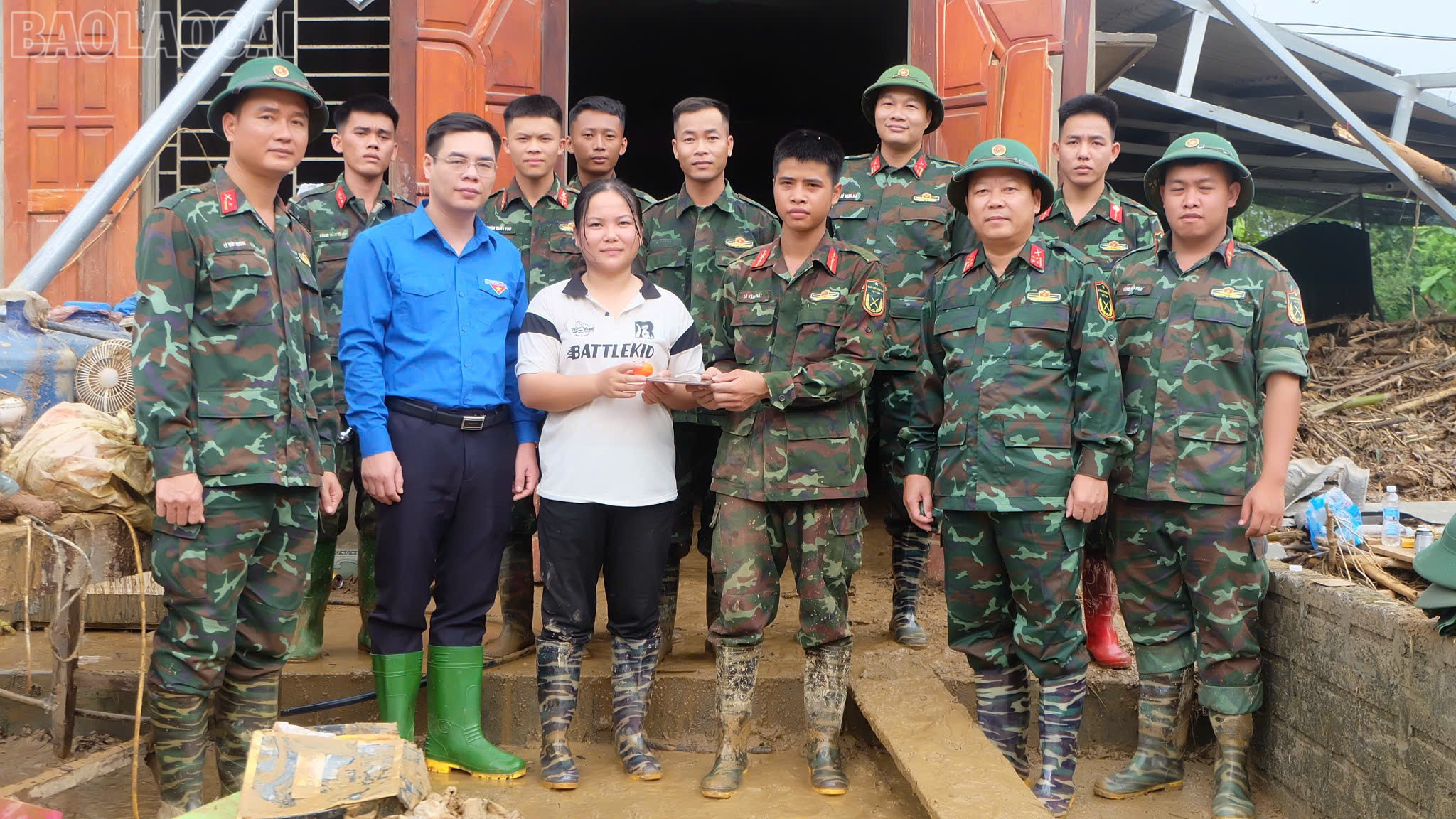 Cán bộ, chiến sĩ Trung đoàn 174 trao trả tài sản cho gia đình chị Lý Thị Như Thu. baolaocai-tl_z7073264756921-1847295a4b17ba703129b8e9c6f9b2eb.jpg