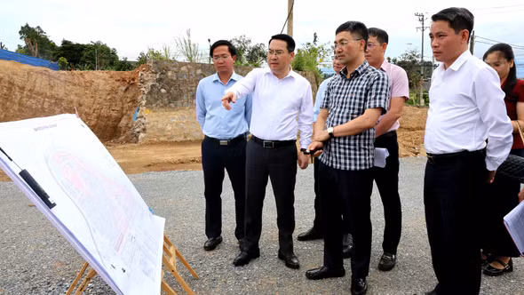 Chủ tịch UBND tỉnh Nguyễn Tuấn Anh kiểm tra một số dự án trên địa bàn phường Cam Đường