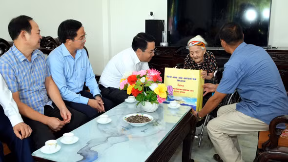 Chủ tịch UBND tỉnh Nguyễn Tuấn Anh thăm, tặng quà gia đình người có công xã Xuân Quang