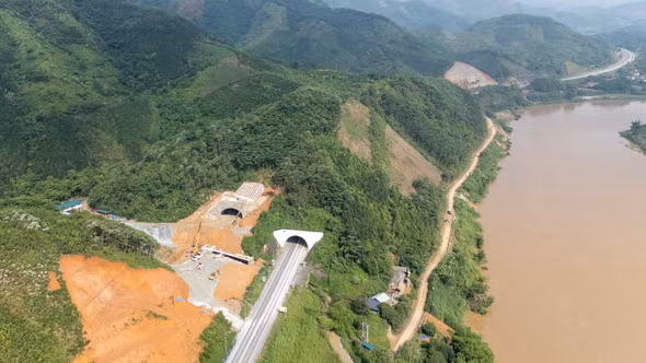 Đẩy nhanh tiến độ đào hầm xuyên núi tuyến cao tốc Nội Bài - Lào Cai