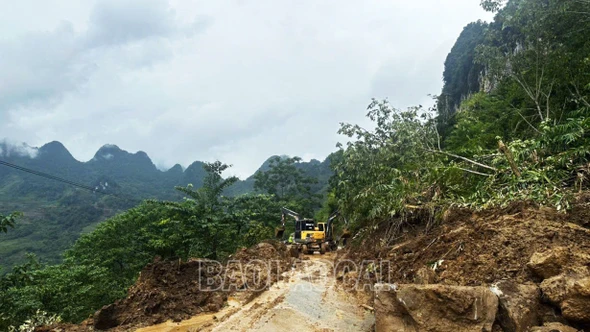 Thông đường bước 1, điểm sạt lở tại Km197+100 Quốc lộ 4 (Mường Khương – Pha Long)