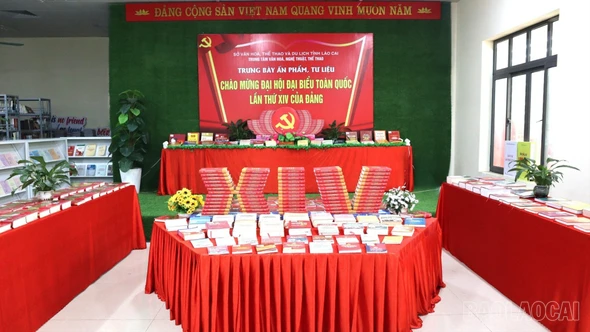 Không gian trưng bày giới thiệu hơn 300 ấn phẩm, tư liệu.