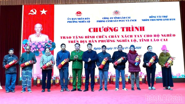 50 hộ nghèo được trao tặng bình chữa cháy xách tay.