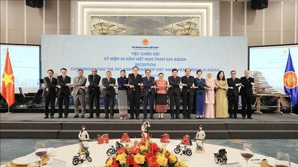 Ghi dấu chặng đường hội nhập, phấn đấu vì hòa bình, ổn định và phát triển