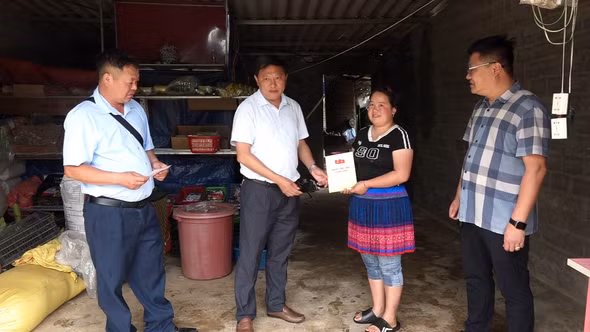 Xã Púng Luông hỗ trợ các hộ dân khắc phục hậu quả thiên tai