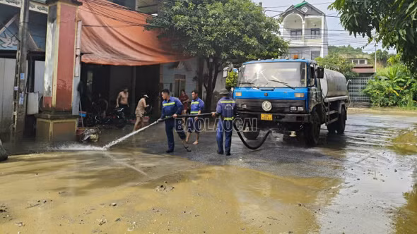 Công ty Cổ phần Môi trường Đô thị tỉnh Lào Cai hỗ trợ người dân khắc phục hậu quả sau mưa lũ