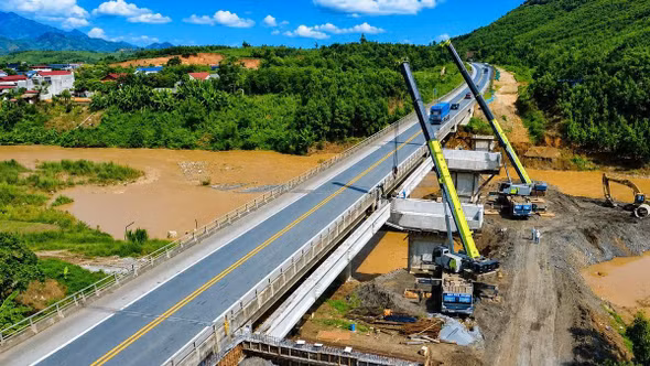 Đại công trường mở rộng cao tốc Nội Bài - Lào Cai sau 10 tháng thi công
