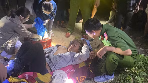 Các lực lượng xã Mường Hum xuyên đêm cứu người dân gặp nạn