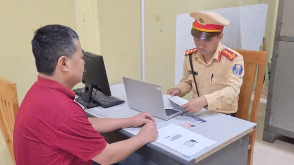 Cảnh sát giao thông Lào Cai tiếp nhận phản ánh qua VNeTraffic, xử lý tài xế vượt xe không đúng quy định
