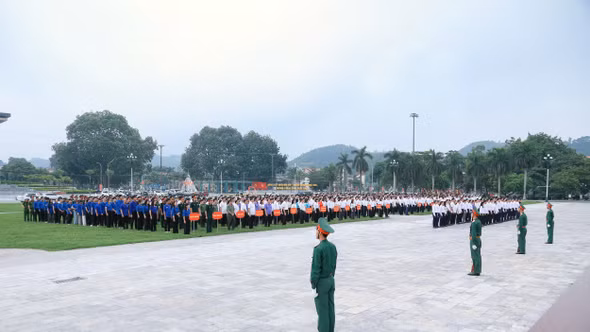 Thiêng liêng Lễ Chào cờ tháng 8: Bản hùng ca mùa thu ở Lào Cai