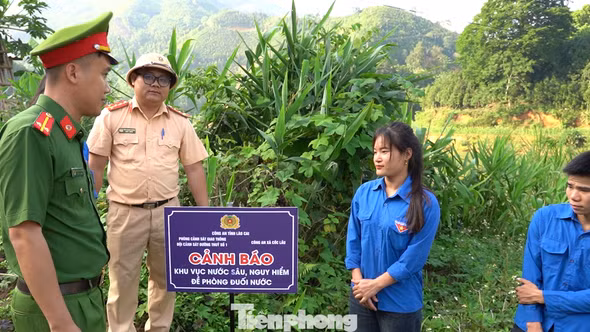 Lào Cai: Công an, thanh niên đội nắng cắm biển cảnh báo các vùng "tử thần"