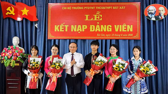 5 học sinh Trường Phổ thông DTNT THCS và THPT Bát Xát được kết nạp đảng 