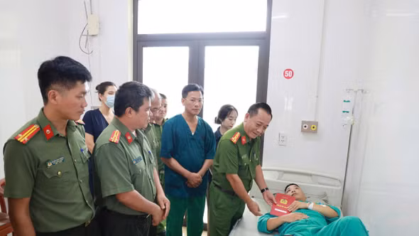 Lãnh đạo Công an tỉnh thăm hỏi, động viên cán bộ Công an phường Cầu Thia bị thương khi làm nhiệm vụ