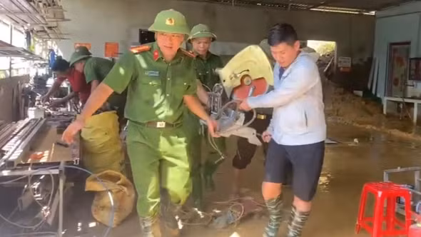 Công an xã Thượng Hà kịp thời hỗ trợ người dân di dời khỏi khu vực sạt lở do mưa lớn