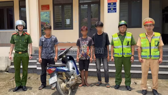Lào Cai: Xử phạt nam thanh niên chở 3, không đội mũ bảo hiểm từ video người dân cung cấp