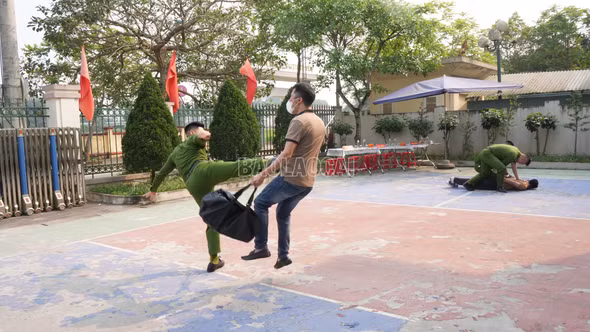 Công an xã Trấn Yên tổ chức diễn tập xử lý tình huống cướp ngân hàng