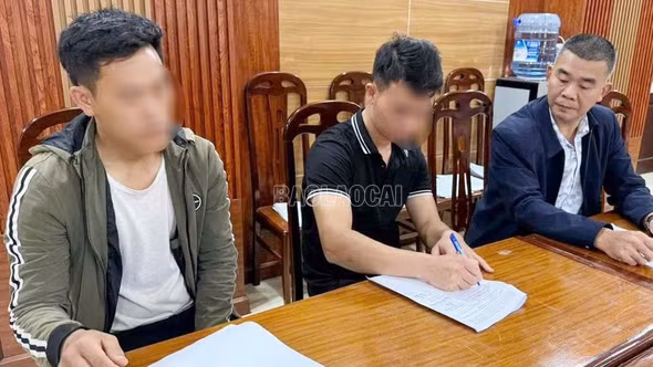 Phường Sa Pa phát hiện 2 xe ô tô vi phạm đổ thải không đúng quy định