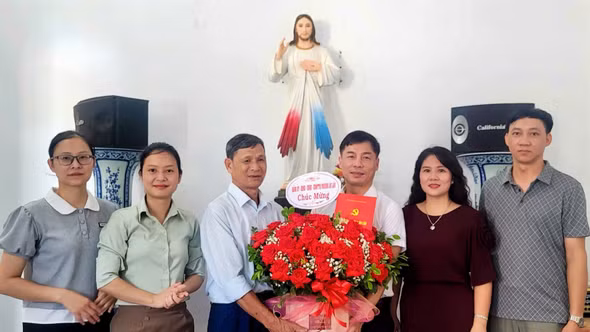 Phường Âu Lâu thăm, chúc mừng Giáo họ Âu Lâu nhân Thánh lễ tạ ơn