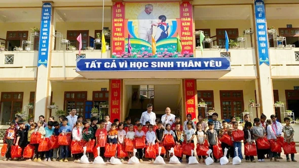 Người thầy tận tụy, mẫu mực