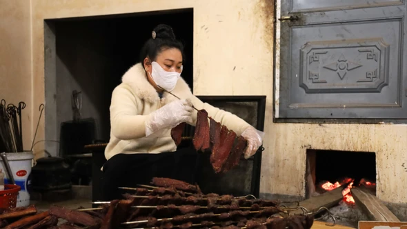 Sản xuất thịt sấy , lạp sươn tại cơ sở Cơ sở sản xuất thịt hun khói Bà Cháy ở phường Nghĩa Lộ.