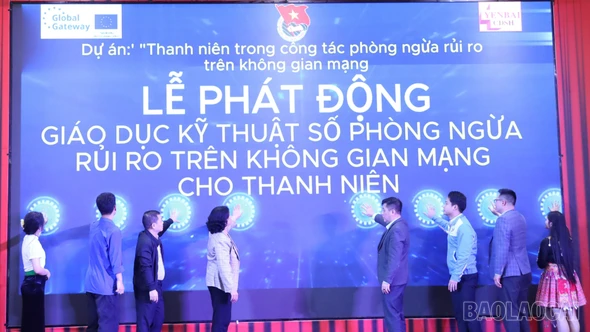 Đại diện các đơn vị thực hiện nghi thức phát động “Giáo dục kỹ thuật số phòng ngừa rủi ro trên không gian mạng cho thanh niên".