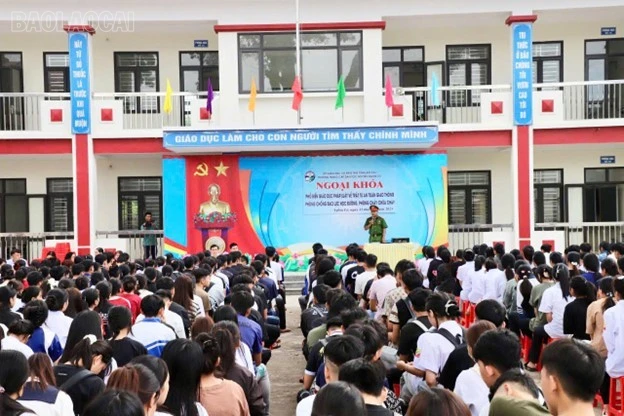 baolaocai-tl_ngoai-khoa-pho-bien-giao-duc-phap-luat-cho-hoc-sinh.jpg