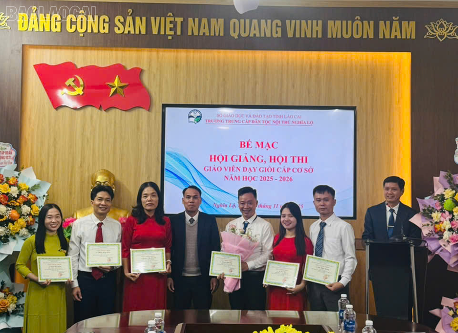 baolaocai-tl_trao-giai-cho-cac-giao-vien-dat-thanh-tich-trong-hoi-giang-cap-truong-nam-hoc-2025-2026.png