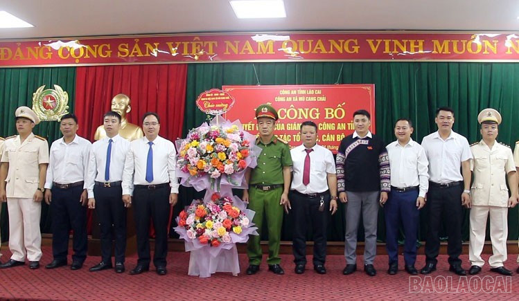 Lãnh đạo Đảng ủy xã chúc mừng lực lượng Công an xã tại Lễ công bố công tác cán bộ. baolaocai-br_mcc-5.jpg