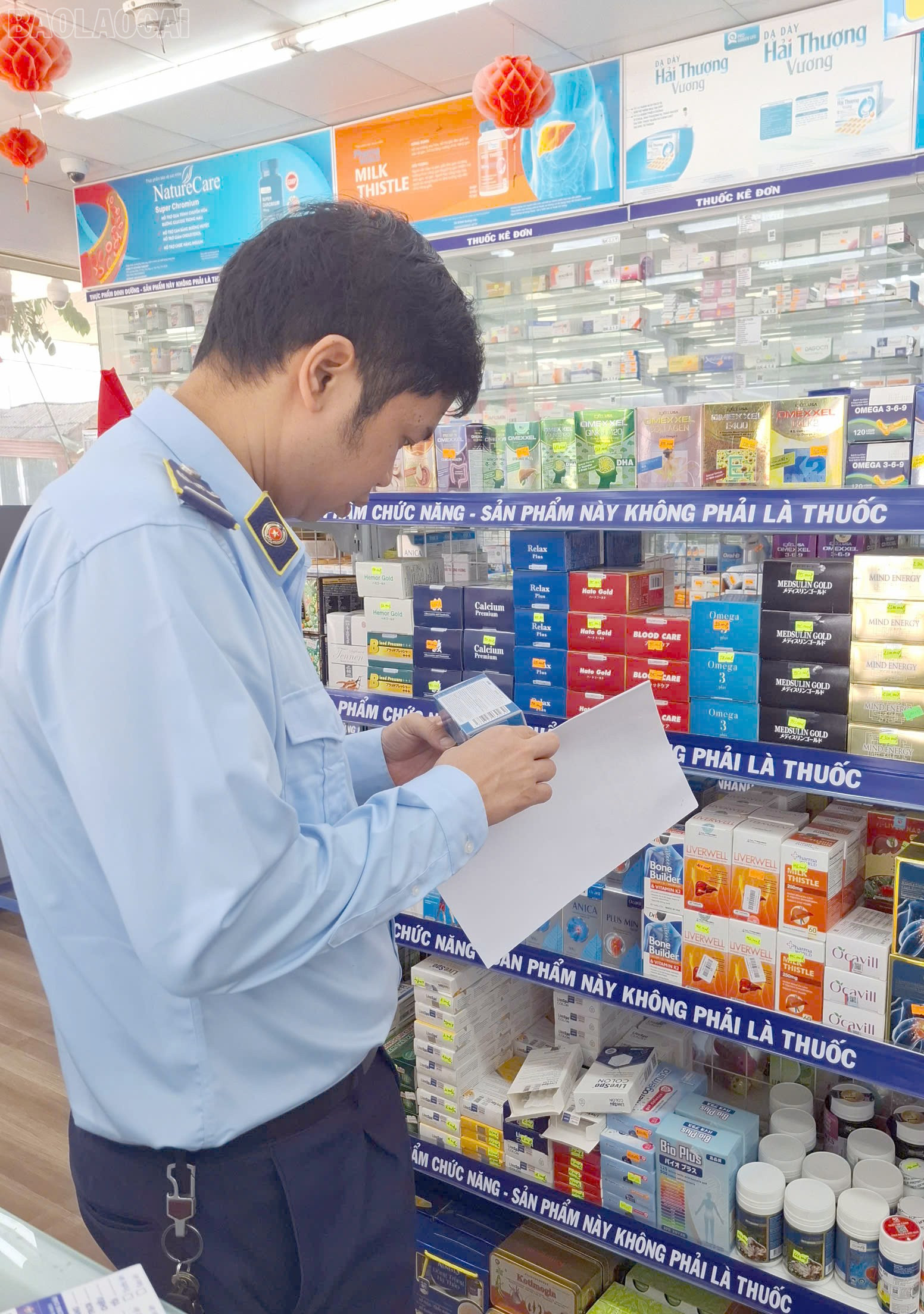 Cán bộ Đội Quản lý thị trường số 4 kiểm tra hàng hóa kinh doanh có điều kiện. baolaocai-tl_doi-so-4.jpg