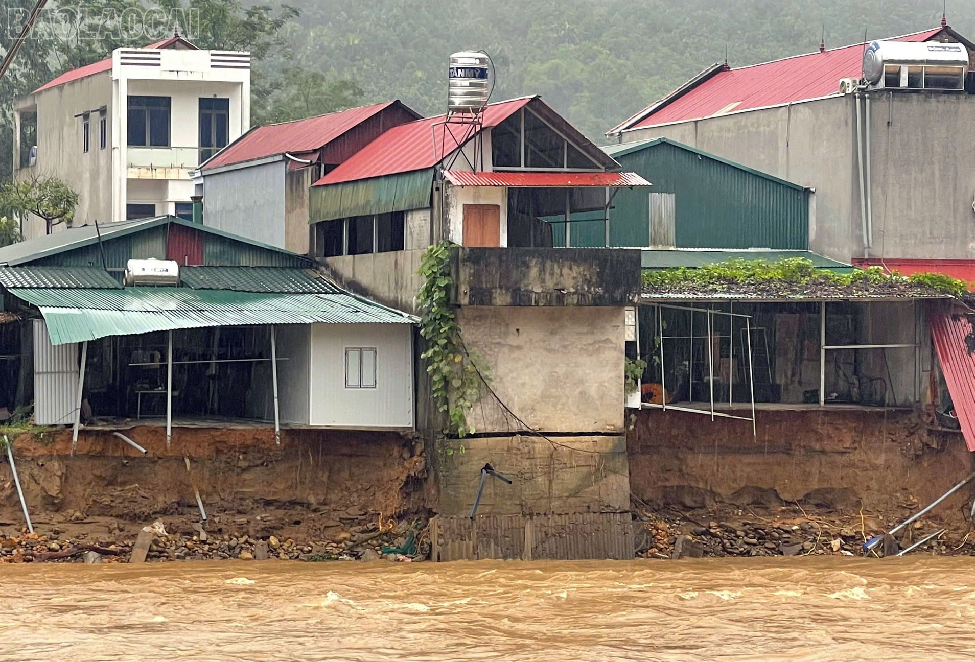 ទឹកជំនន់នៅអូរខ្ទមបានបង្កការបាក់ដីទ្រង់ទ្រាយធំដែលប៉ះពាល់ដល់សុវត្ថិភាពផ្ទះប្រជាពលរដ្ឋជាច្រើនគ្រួសារនៅភូមិឡាងចាង។ baolaocai-tl_3-suaw.jpg
