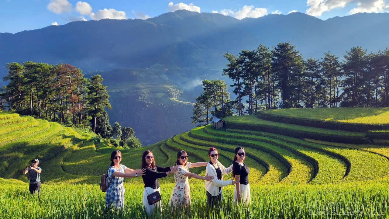 Ruộng bậc thang tại địa phương được tạo ra từ bàn tay lao động, sức sáng tạo của người dân, trở thành điểm tham quan hấp dẫn du khách. baolaocai-br_du-khach-3.jpg
