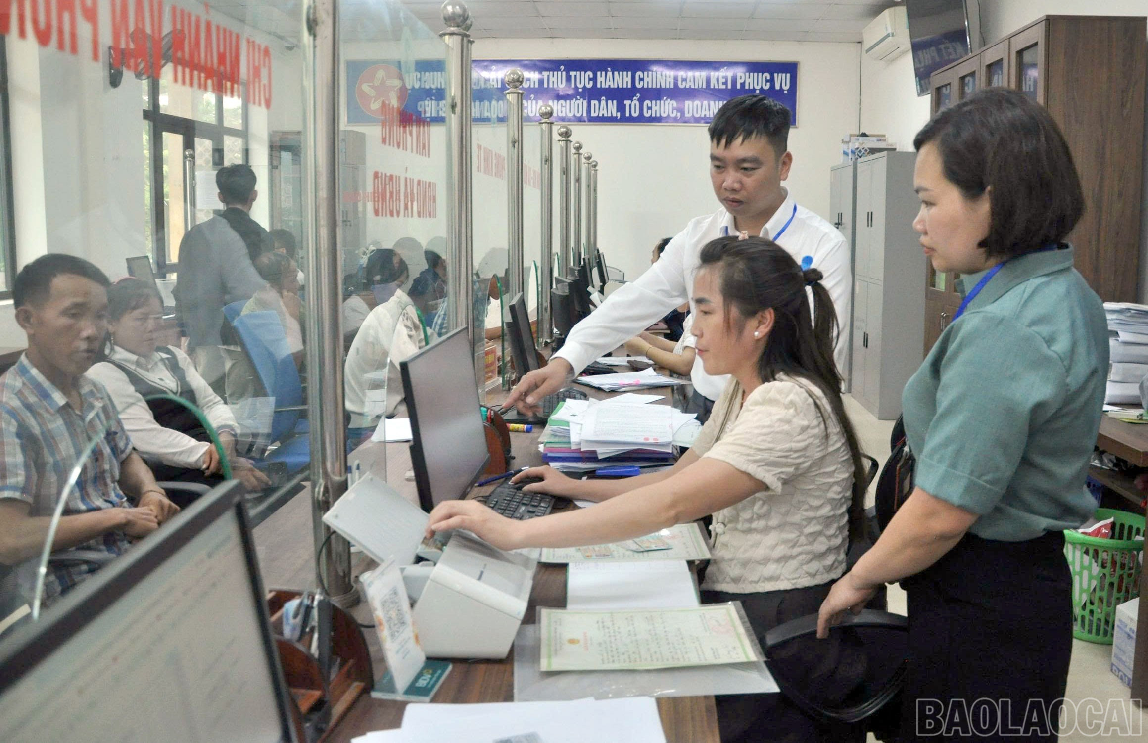 Trung tâm hành chính công của xã hoạt động ổn định phục vụ người dân và doanh nnghiệp. baolaocai-br_trung-tam-hanh-chinh-cong.jpg