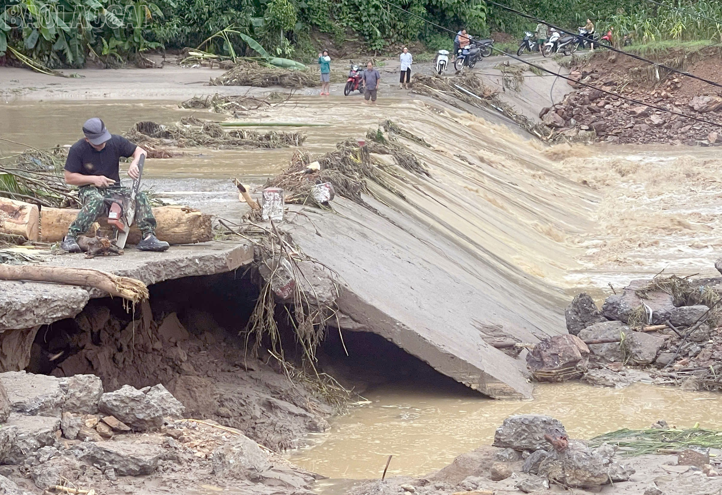 ទឹកជំនន់បានធ្វើឲ្យខូចផ្លូវចូលភូមិឡាងថាន់ ហើយបានហៀរចូលភូមិបានលុង។ baolaocai-tl_ngam-2.jpg