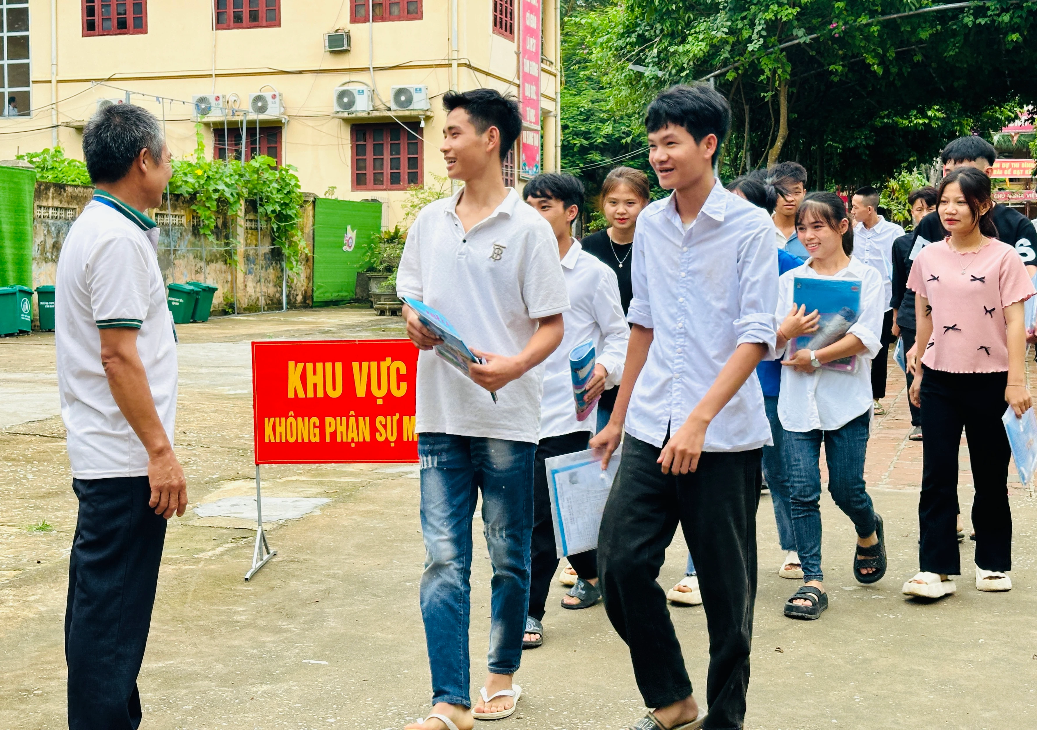 Các thí sinh đầu tiên hoàn thành bài thi tại điểm thi số 1 huyện Văn Bàn.